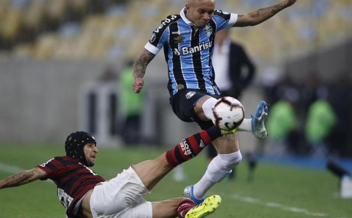 Everton (r) von Gremio Porto Alegre in Aktion. Der Spieler wechselt zu Benfica Lissabon. Foto: Fabio Motta/AP/dpa