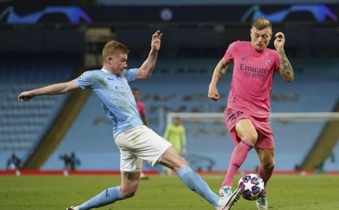 Real-Spieler Toni Kroos (r) in Aktion gegen Kevin De Bruyne von Manchester City. Foto: Dave Thompson/AP/dpa