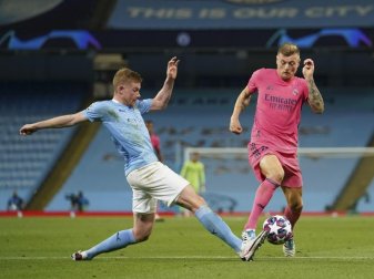 Real-Spieler Toni Kroos (r) in Aktion gegen Kevin De Bruyne von Manchester City. Foto: Dave Thompson/AP/dpa Real-Spieler Toni Kroos (r) in Aktion gegen Kevin De Bruyne von Manchester City. Foto: Dave Thompson/AP/dpa