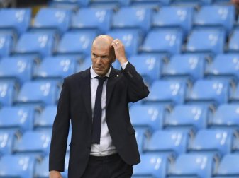 Wird nach dem Aus in der Champions League kritisiert: Real Madrids Trainer Zinedine Zidane. Foto: Peter Powell/POOL EPA/AP/dpa Wird nach dem Aus in der Champions League kritisiert: Real Madrids Trainer Zinedine Zidane. Foto: Peter Powell/POOL EPA/AP/dpa