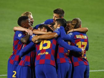 Barcas Clement Lenglet (M) bejubelt sein Tor zum 1:0 mit seinen Mannschaftskollegen. Foto: Joan Monfort/AP/dpa Barcas Clement Lenglet (M) bejubelt sein Tor zum 1:0 mit seinen Mannschaftskollegen. Foto: Joan Monfort/AP/dpa