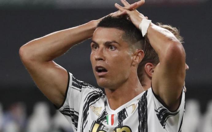 Hat eine Zeit des Nachdenkens angekündigt: Cristiano Ronaldo faltet nach dem Aus von Juve in der Champions League die Hände über dem Kopf zusammen. Foto: Antonio Calanni/AP/dpa