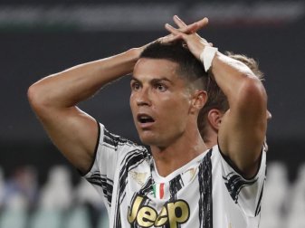 Hat eine Zeit des Nachdenkens angekündigt: Cristiano Ronaldo faltet nach dem Aus von Juve in der Champions League die Hände über dem Kopf zusammen. Foto: Antonio Calanni/AP/dpa Hat eine Zeit des Nachdenkens angekündigt: Cristiano Ronaldo faltet nach dem Aus von Juve in der Champions League die Hände über dem Kopf zusammen. Foto: Antonio Calanni/AP/dpa