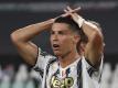 Hat eine Zeit des Nachdenkens angekündigt: Cristiano Ronaldo faltet nach dem Aus von Juve in der Champions League die Hände über dem Kopf zusammen. Foto: Antonio Calanni/AP/dpa