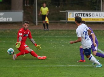 Schalkes Alessandro Schöpf (r) lässt VfL-Keeper Phillipp Kühn keine Chance. Foto: Friso Gentsch/dpa