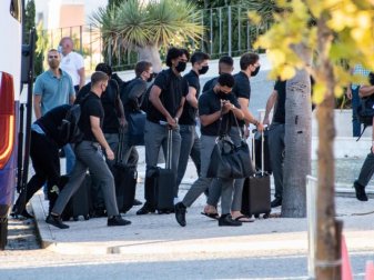 Die Spieler vom FC Bayern München treffen beim Hotel ein. Foto: Matthias Balk/dpa Die Spieler vom FC Bayern München treffen beim Hotel ein. Foto: Matthias Balk/dpa