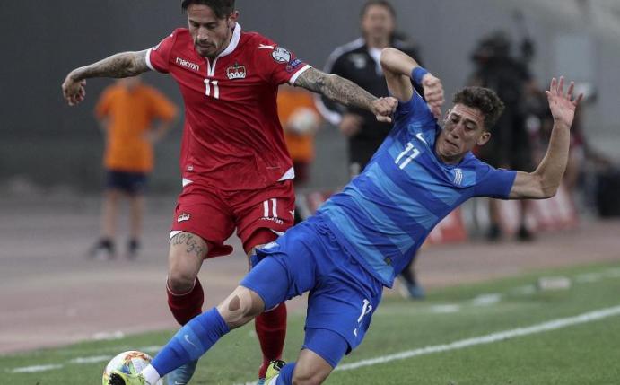 Der Grieche Kostas Tsimikas (r) wechselt zum FC Liverpool. Foto: Yorgos Karahalis/AP/dpa