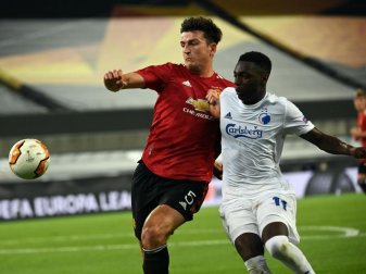 Harry Maguire (l) im Zweikampf mit dem Kopenhagener Mohamed Daramy. Foto: Federico Gambarini/dpa