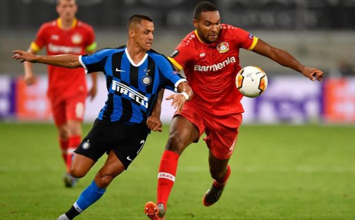 Leverkusens Jonathan Tah (r) und Alexis Sanchez von Inter Mailand kämpfen um den Ball. Foto: Marius Becker/dpa