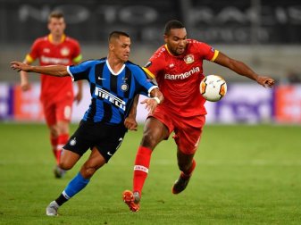 Leverkusens Jonathan Tah (r) und Alexis Sanchez von Inter Mailand kämpfen um den Ball. Foto: Marius Becker/dpa Leverkusens Jonathan Tah (r) und Alexis Sanchez von Inter Mailand kämpfen um den Ball. Foto: Marius Becker/dpa