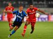 Leverkusens Jonathan Tah (r) und Alexis Sanchez von Inter Mailand kämpfen um den Ball. Foto: Marius Becker/dpa