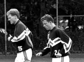 Der frühere DDR-Fußballnationalspieler Matthias Sammer (l) im Lauftraining mit Frank Seifert beim VfB Stuttgart. Foto: Harry Melchert/dpa Der frühere DDR-Fußballnationalspieler Matthias Sammer (l) im Lauftraining mit Frank Seifert beim VfB Stuttgart. Foto: Harry Melchert/dpa