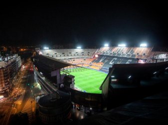 Beim FC Valencia sind zwei Personen positiv auf das Coronavirus getestet worden: Blick auf das leere Mestalla Stadion des spanischen Vereins. Foto: Emilio Morenatti/AP/dpa Beim FC Valencia sind zwei Personen positiv auf das Coronavirus getestet worden: Blick auf das leere Mestalla Stadion des spanischen Vereins. Foto: Emilio Morenatti/AP/dpa