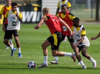 BVB-Torjäger Erling Haaland und Youngster Youssoufa Moukoko (l). Foto: Bernd Thissen/dpa