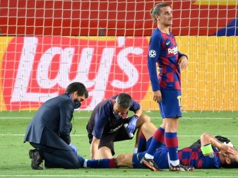 Messi (r.) musste nach einem Zweikampf behandelt werden Messi (r.) musste nach einem Zweikampf behandelt werden