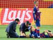 Messi (r.) musste nach einem Zweikampf behandelt werden