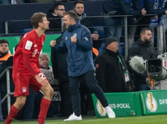 Hansi Flick (r) versucht, jeden Spieler, jeden Menschen, dem er begegnet, mit Respekt zu behandeln. Foto: Bernd Thissen/dpa Hansi Flick (r) versucht, jeden Spieler, jeden Menschen, dem er begegnet, mit Respekt zu behandeln. Foto: Bernd Thissen/dpa