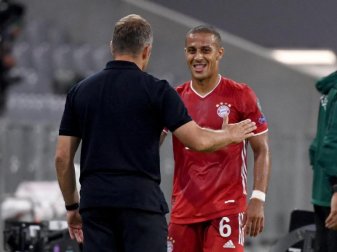 Münchens Trainer Hansi Flick spricht am Spielfeldrand mit Thiago (r). Foto: Sven Hoppe/dpa Münchens Trainer Hansi Flick spricht am Spielfeldrand mit Thiago (r). Foto: Sven Hoppe/dpa