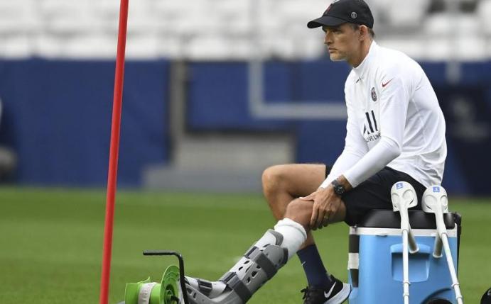 Wird gegen Atalanta Bergamo trotz seiner Fußverletzung an der Seitenlinie stehen: Trainer Thomas Tuchel von Paris Saint-Germain. Foto: David Ramos/Pool Getty/Pool/dpa