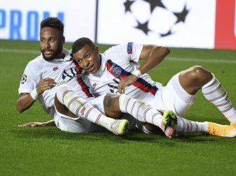 Kylian Mbappé (r), Spieler von PSG, freut sich mit Teamkollege Neymar über den Sieg. Foto: David Ramos/Pool Getty/AP/dpa Kylian Mbappé (r), Spieler von PSG, freut sich mit Teamkollege Neymar über den Sieg. Foto: David Ramos/Pool Getty/AP/dpa