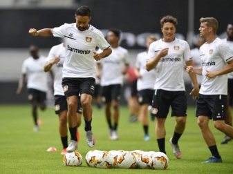 Karim Bellarabi (l) bleibt bis 2023 bei Bayer Leverkusen. Foto: Martin Meissner/AP POOL/dpa Karim Bellarabi (l) bleibt bis 2023 bei Bayer Leverkusen. Foto: Martin Meissner/AP POOL/dpa