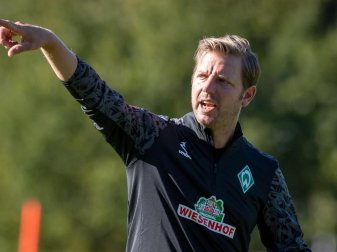 Werder-Trainer Florian Kohfeldt hofft auf den Verbleib seines Leistungsträgers. Foto: Sina Schuldt/dpa Werder-Trainer Florian Kohfeldt hofft auf den Verbleib seines Leistungsträgers. Foto: Sina Schuldt/dpa