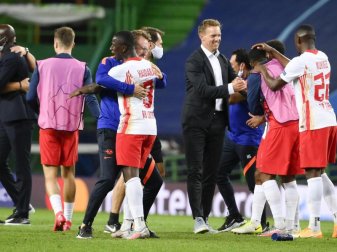 Die Spieler von Leipzig freuen sich nach dem Sieg mit dem Betreuerstab. Foto: Lluis Gene/Pool AFP/AP/dpa