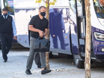 Der FC Bayern im Trainingslager an der Algarve vor dem Finalturnier in Lissabon: Trainer Hansi Flick verlässt das Teamhotel. Foto: Matthias Balk/dpa