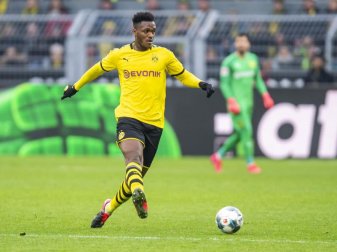 Dortmunds Dan-Axel Zagadou hat derzeit Probleme mit seinem Knie. Foto: David Inderlied/dpa