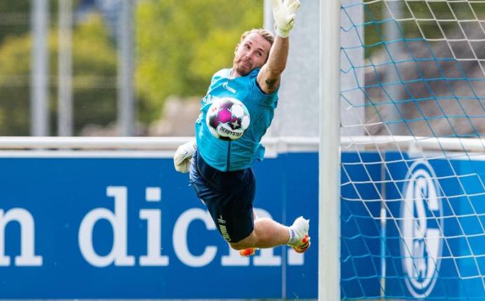 Will zurück ins Schalker Tor: Rückkehrer Ralf Fährmann. Foto: Guido Kirchner/dpa