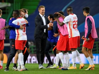 Julian Nagelsmann feiert den Sieg mit seinen Spielern