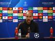 Pep Guardiola spricht bei einer Pressekonferenz. Foto: UEFA via Getty Images