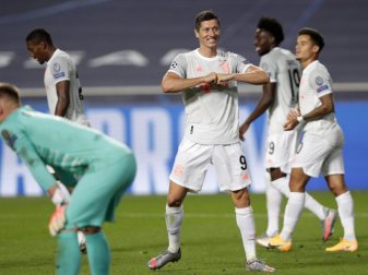 Traf zum 50. Mal in der Champions League: Bayern-Stürmer Robert Lewandowski (M). Foto: Manu Fernandez/Pool AP/dpa Traf zum 50. Mal in der Champions League: Bayern-Stürmer Robert Lewandowski (M). Foto: Manu Fernandez/Pool AP/dpa