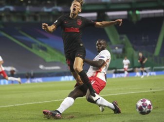 Leipzigs Dayot Upamecano (r) machte gegen Atlético Madrid ein ganz starkes Spiel. Foto: Miguel A. Lopes/POOL EPA/AP/dpa