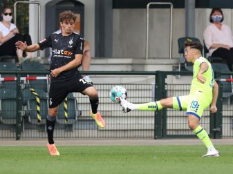 Gladbachs Jonas Hofmann (l.) im Duell mit Sinan Karweina Gladbachs Jonas Hofmann (l.) im Duell mit Sinan Karweina