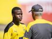 Ausnahmetalent Youssoufa Moukoko (l.) und Trainer Lucien Favre unterhalten sich. Foto: David Inderlied/dpa/Archivbild