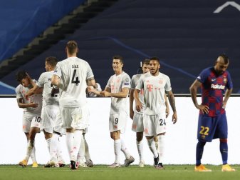 Bayerns Philippe Coutinho (l) wird von seinen Mannschaftskameraden für das Tor zum 7:2 gefeiert. Foto: Rafael Marchante/Pool Reuters/AP/dpa Bayerns Philippe Coutinho (l) wird von seinen Mannschaftskameraden für das Tor zum 7:2 gefeiert. Foto: Rafael Marchante/Pool Reuters/AP/dpa