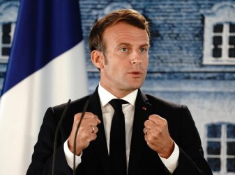 Frankreichs Präsident Emmanuel Macron freut sich über den Erfolg von Olympique Lyon. Foto: Kay Nietfeld/dpa-Pool/dpa Frankreichs Präsident Emmanuel Macron freut sich über den Erfolg von Olympique Lyon. Foto: Kay Nietfeld/dpa-Pool/dpa