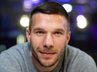 Lukas Podolski hat Mesut Özil in Schutz genommen. Foto: Bernd Thissen/dpa Lukas Podolski hat Mesut Özil in Schutz genommen. Foto: Bernd Thissen/dpa