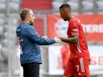 FCB-Trainer Hansi Flick und Innenverteidiger Jerome Boateng (r) klatschen sich nach einem Spiel ab. Foto: Sven Hoppe/dpa-Pool/dpa FCB-Trainer Hansi Flick und Innenverteidiger Jerome Boateng (r) klatschen sich nach einem Spiel ab. Foto: Sven Hoppe/dpa-Pool/dpa