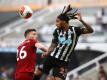 Newcastles Valentino Lazaro (r) im Kopfballduell mit Liverpools Andrew Robertson. Foto: Owen Humphreys/PA Wire/dpa/Archivbild