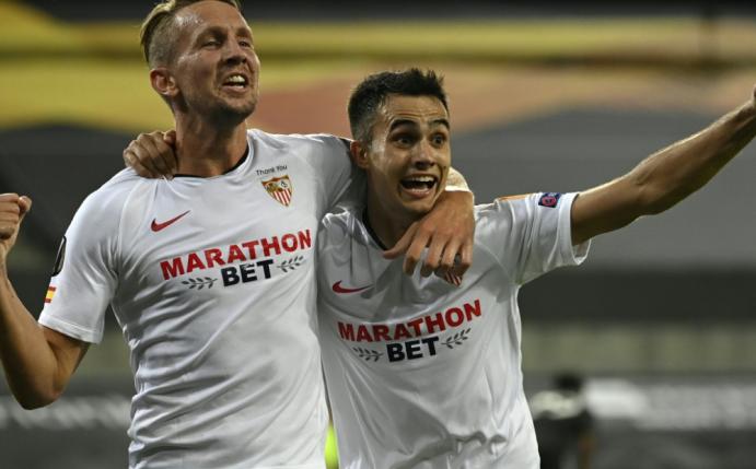 Luuk de Jong (l.) schießt Sevilla ins Finale