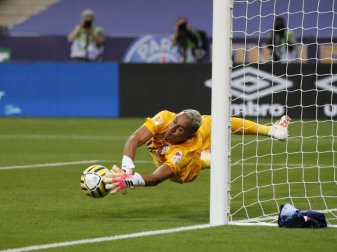 PSG-Torhüter Keylor Navas hält im Juli 2020 beim Spiel gegen Olympique Lyon einen Elfmeter. Foto: Francois Mori/AP/dpa
