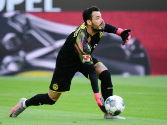 Torhüter Roman Bürki steht hinter Coach Lucien Favre Torhüter Roman Bürki steht hinter Coach Lucien Favre