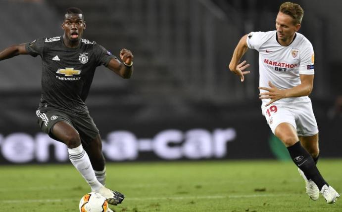 Paul Pogba (l) von Manchester United im Zweikampf mit Luuk de Jong von Sevilla. Foto: Marius Becker/dpa