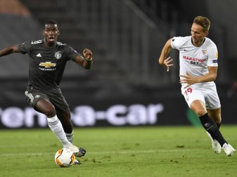 Paul Pogba (l) von Manchester United im Zweikampf mit Luuk de Jong von Sevilla. Foto: Marius Becker/dpa Paul Pogba (l) von Manchester United im Zweikampf mit Luuk de Jong von Sevilla. Foto: Marius Becker/dpa