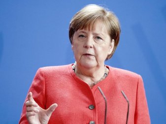 Bundeskanzlerin Angela Merkel schließt Lockerungen im Fußball aus. Foto: Kay Nietfeld/dpa