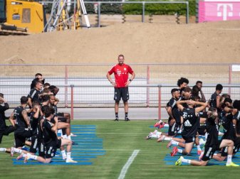 Fitness-Coach Holger Broich überwacht das Training des FC Bayern. Foto: Sven Hoppe/dpa