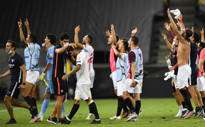 Die Spieler des FC Sevilla feiern den Einzug ins Finale der Europa League. Foto: Marius Becker/dpa