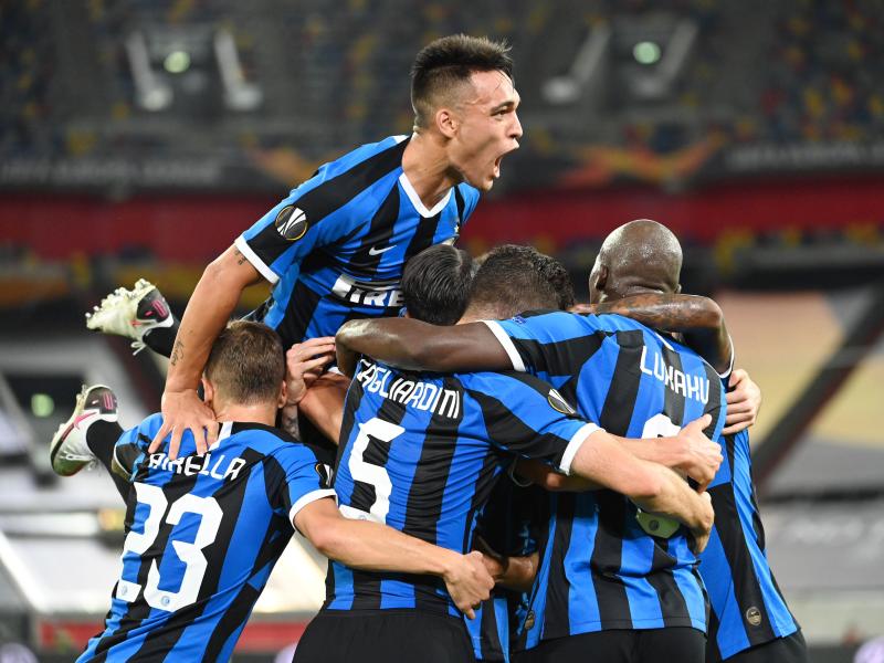 Die Spieler von Inter Mailand feiern einen weiteren Treffer gegen Schachtjor Donezk. Foto: Federico Gambarini/dpa